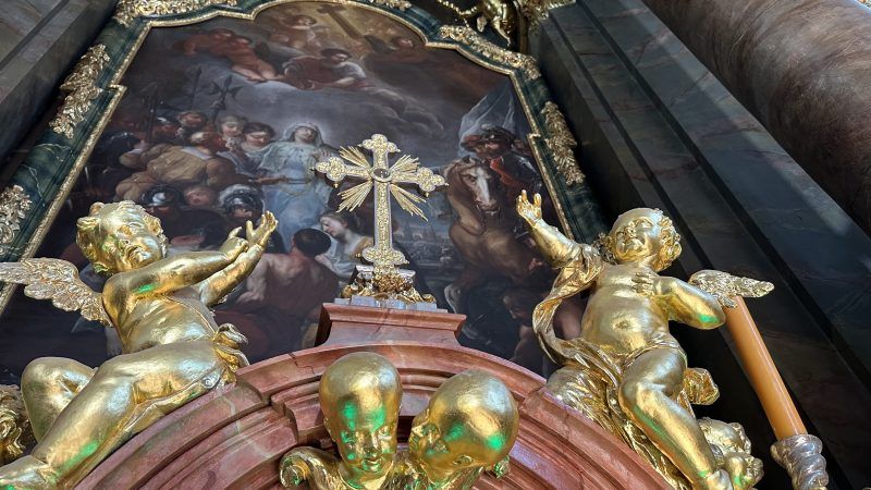 Detale dekoracji we wnętrzach Bazyli Mniejszej w Legnickim Polu