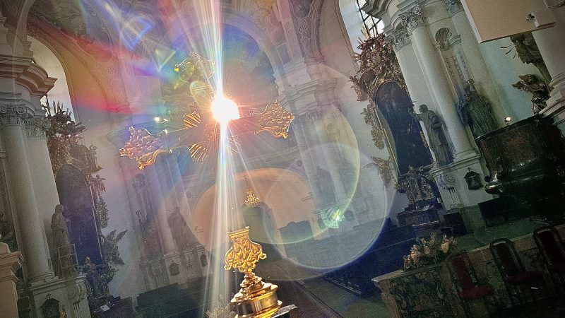 Refleksy światła odbijające się od detali we wnętrzach Bazyliki Mniejszej w Legnickim Polu