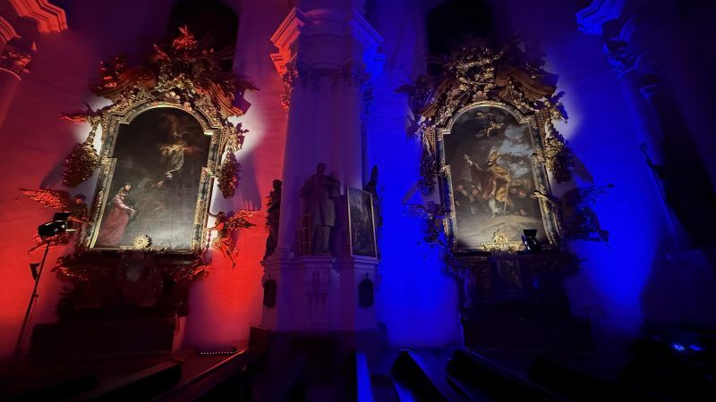 Nocne zdjęcie detali w Bazylice Mniejszej w Legnickim Polu