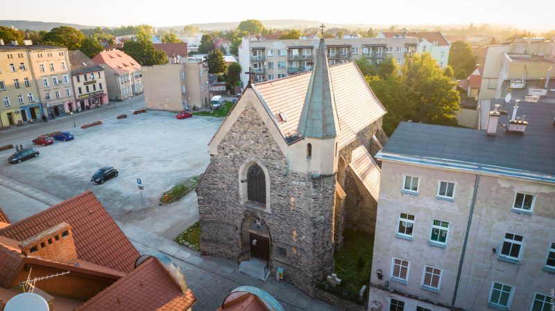 Widok z lotu ptaka na zabytkowy, kamienny kościół w Strzegomiu