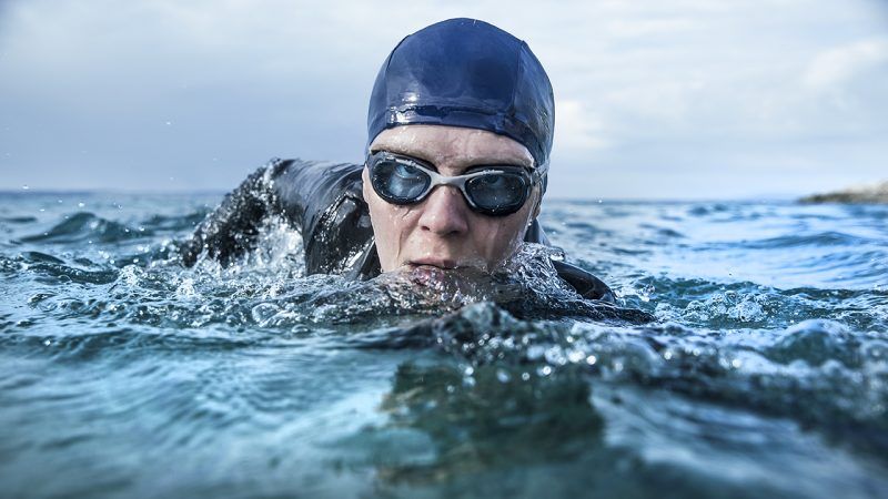 Kadr z filmu przedstawiający sportowca-pływaka spoglądającego w obiektyw