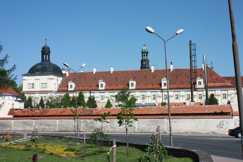 widok z drugiej strony rzeki na klasztor