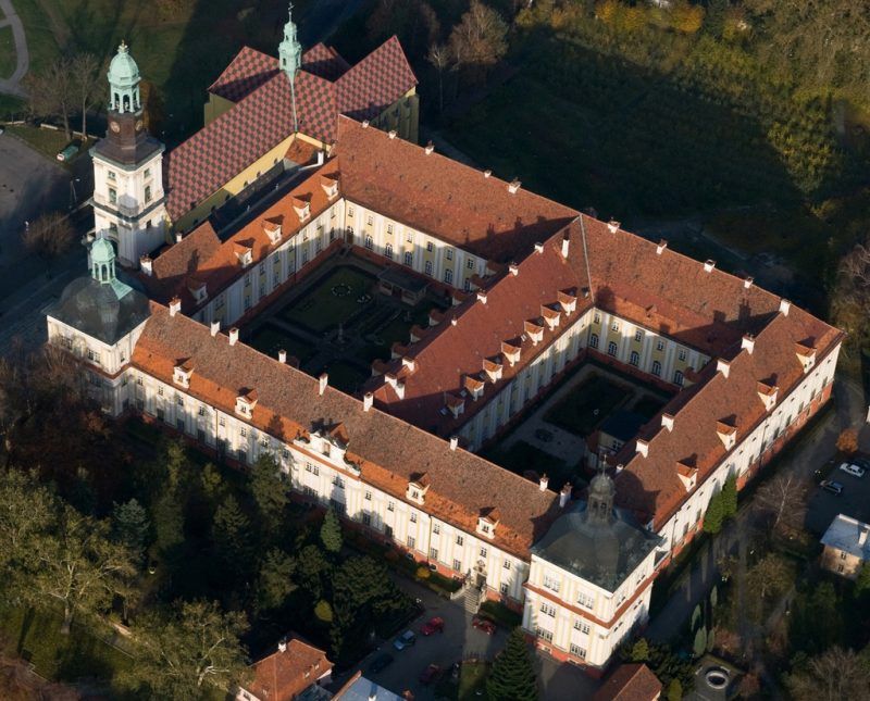 Widok z lotu ptaka na bazylikę i pocysterski klasztor w Trzebnicy