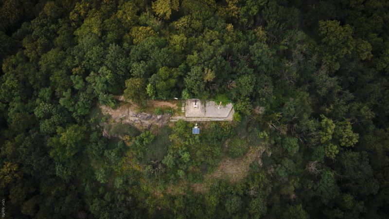 Widok z lotu ptaka na platformę na Górze Krzyżowej