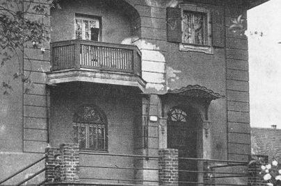 Czarno białe zdjęcie ilustracyjne z widoczną zniszczoną kamienicą