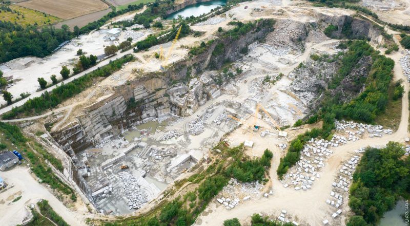 Widok z lotu ptaka na kamieniołom w Strzegomiu