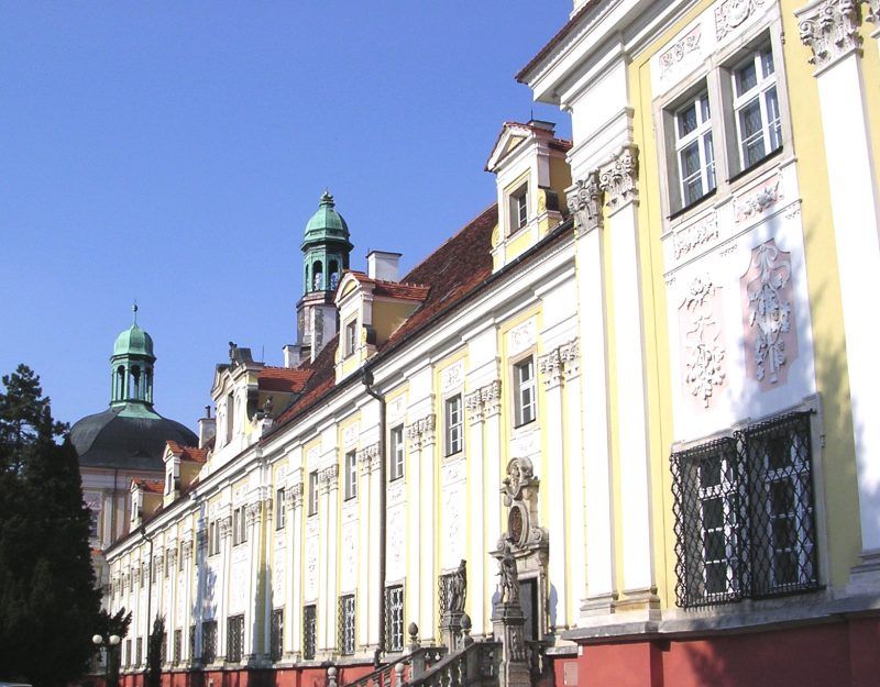 widok od boku na zółto-biały klasztor