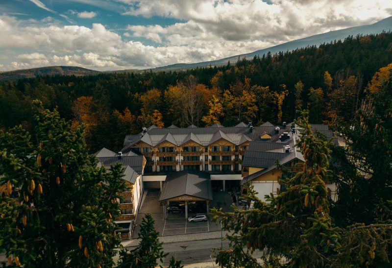 widok z drona na kompleks hotelowy otoczony górami w lekko pochmurny dzień