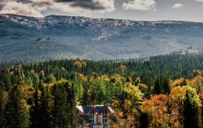 widok na małą część hotelu na pierwszym planie, na drugim planie widać zaś panoram gór