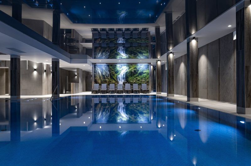 nowoczesny wewnętrzny basen w hotelu