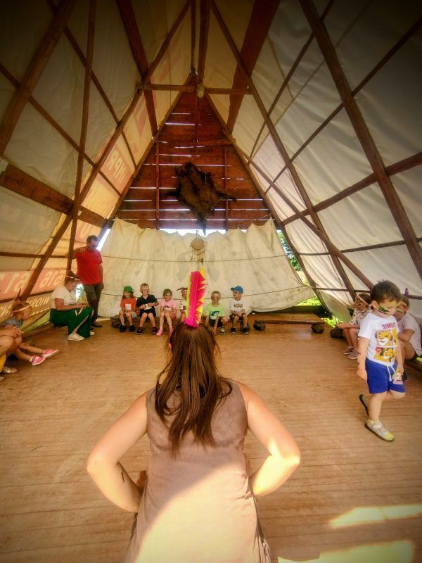 Zdjęcie wnętrza indiańskiego namiotu