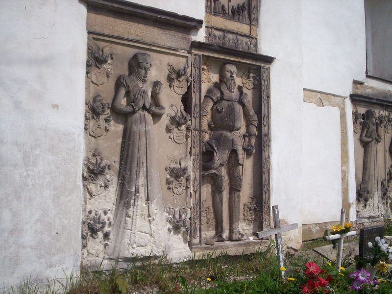 Widok na płyty nagrobne wmurowane w elewację