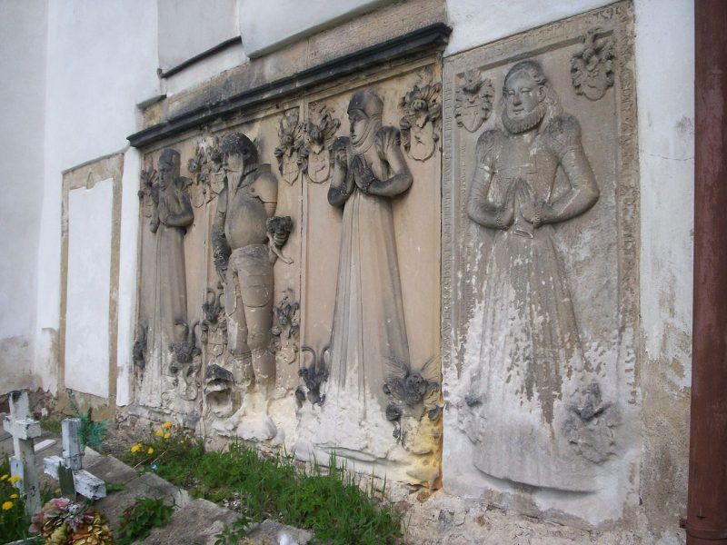 Widok na płyty nagrobne wmurowane w elewację