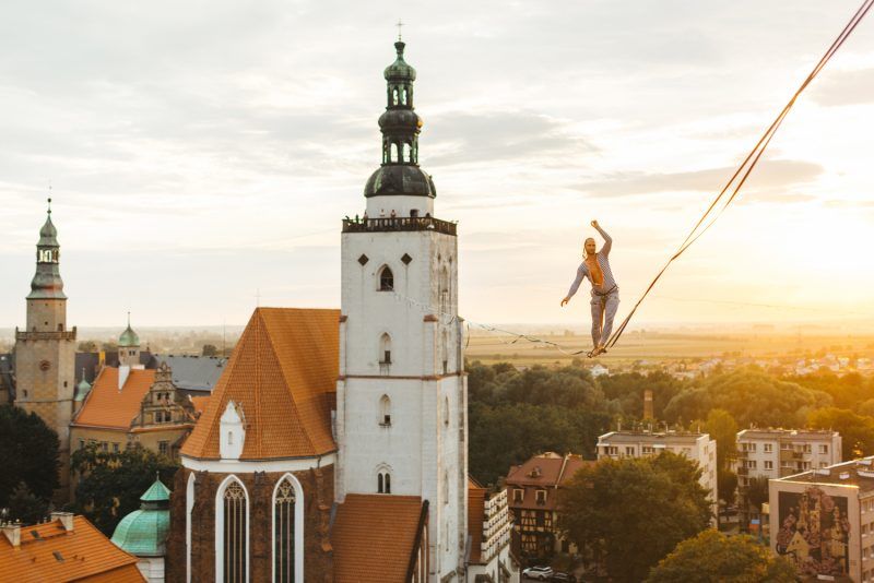 Widok z wieży ratuszowej w Oleśnicy z slackline rozpiętą mi
