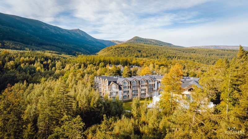 widok z drona na hotel wykonany jesienną porą