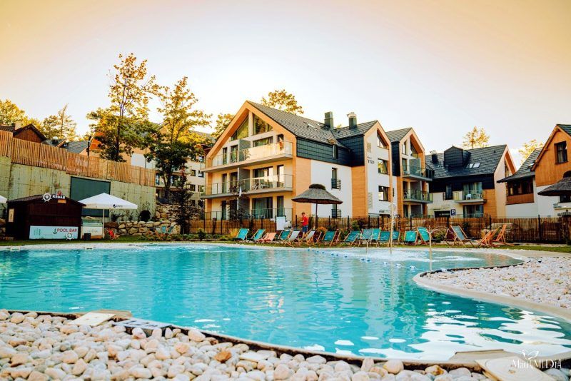 widok na basen hotelowy oraz na sam hotel