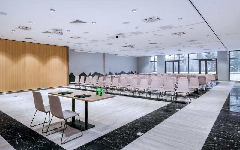 nowoczesna sala konferencyjna wystrojona w biało- czarnym kolorze