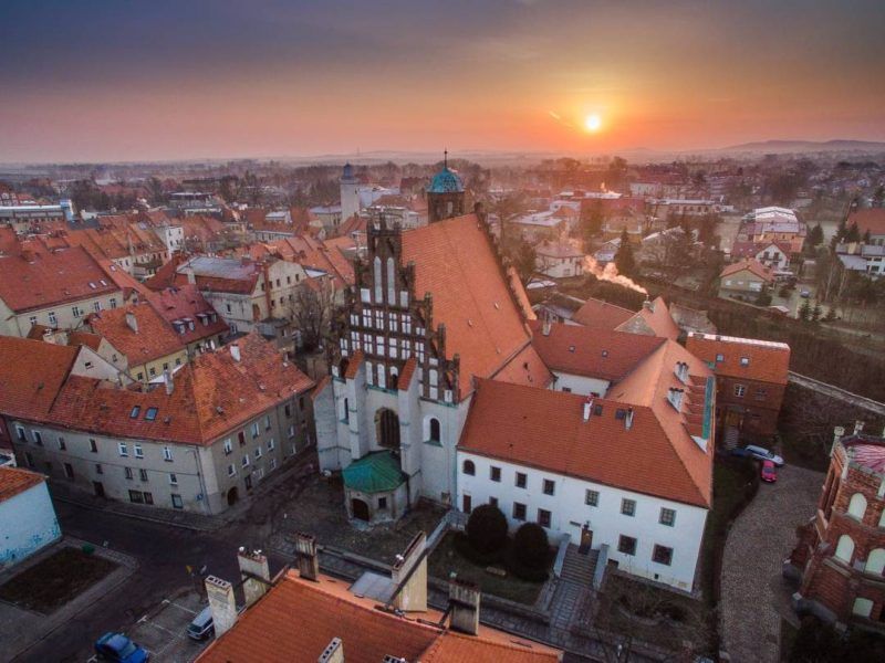 Zdjęcie z drona na gotycki budynek muzeum regionalnego w jaworze