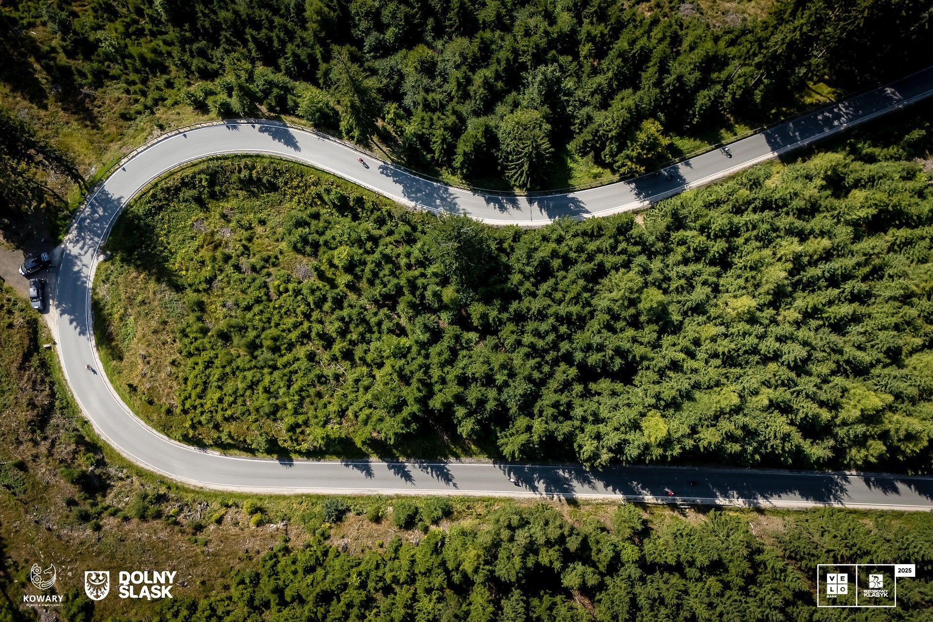 Asfaltowa kręta droga sfotografowana od góry z wysokości