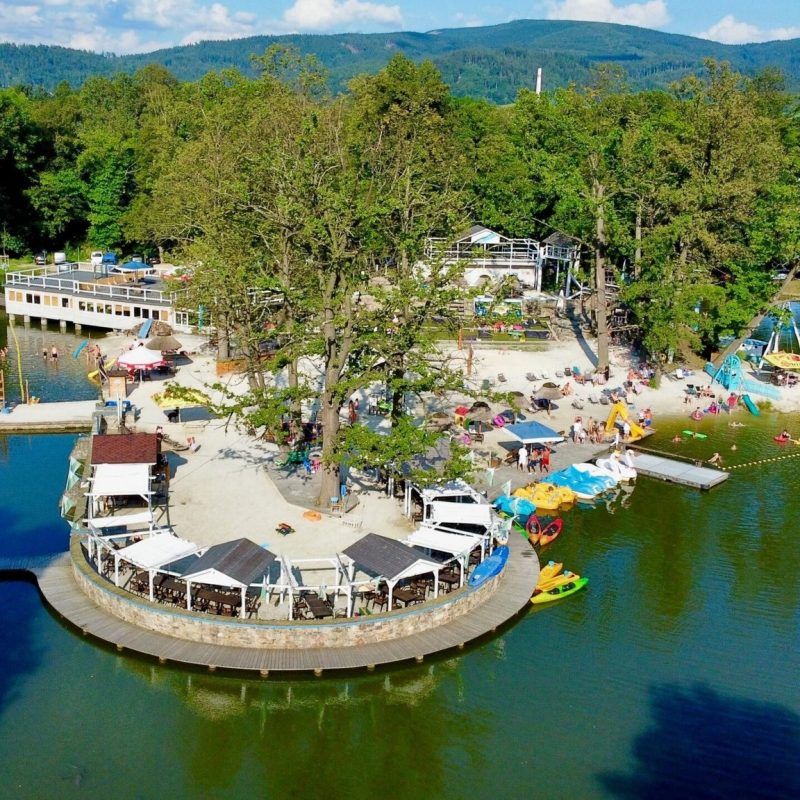 Widok z lotu ptaka na cypel z infrastrukturą turystyczną