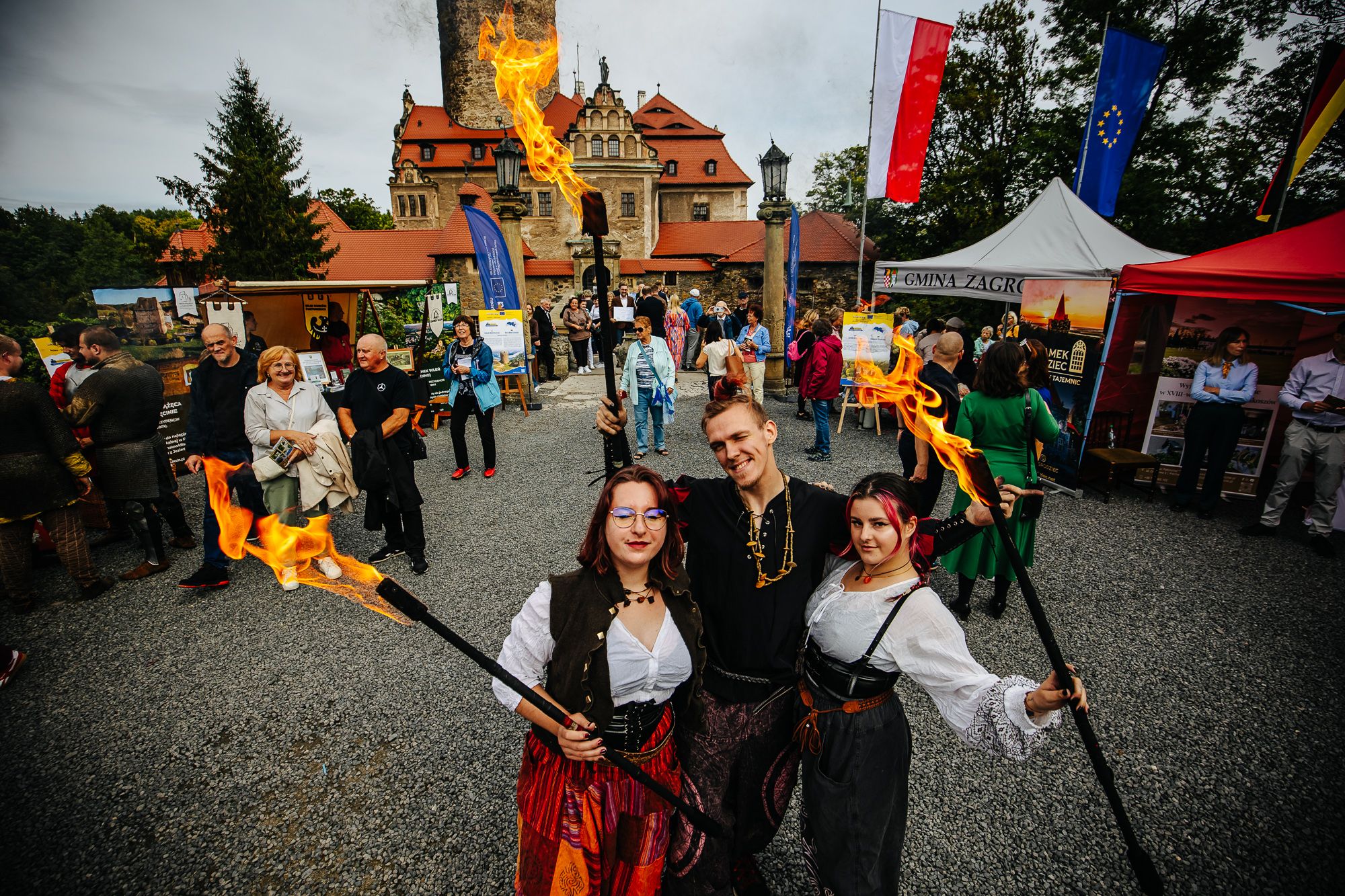 Zdjęcie z przedstawicielami urzędu marszałkowskiego oraz dot z laureatami podczas wręczenia certyfikatów DOT za najlepszy produkt turystyczny w 2025 roku
