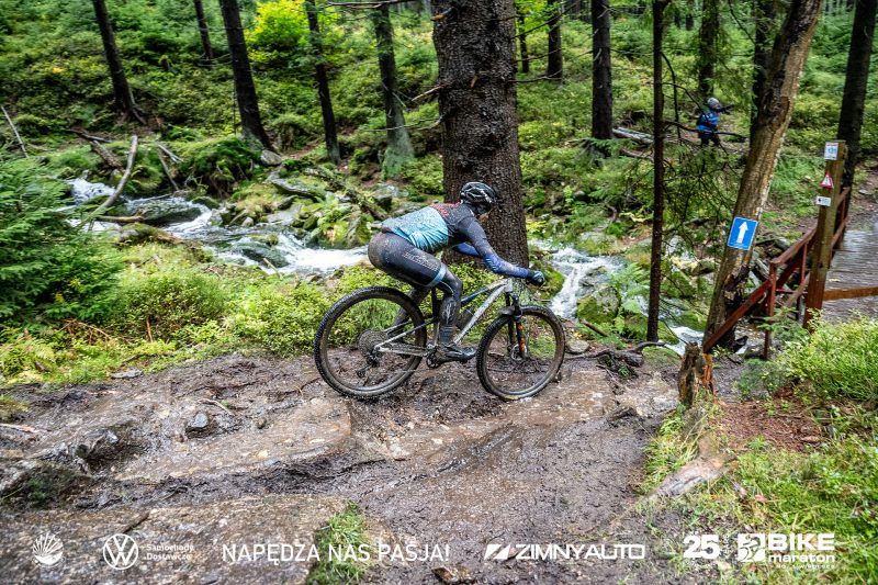 Rowerzysta zjeżdża na rowerze