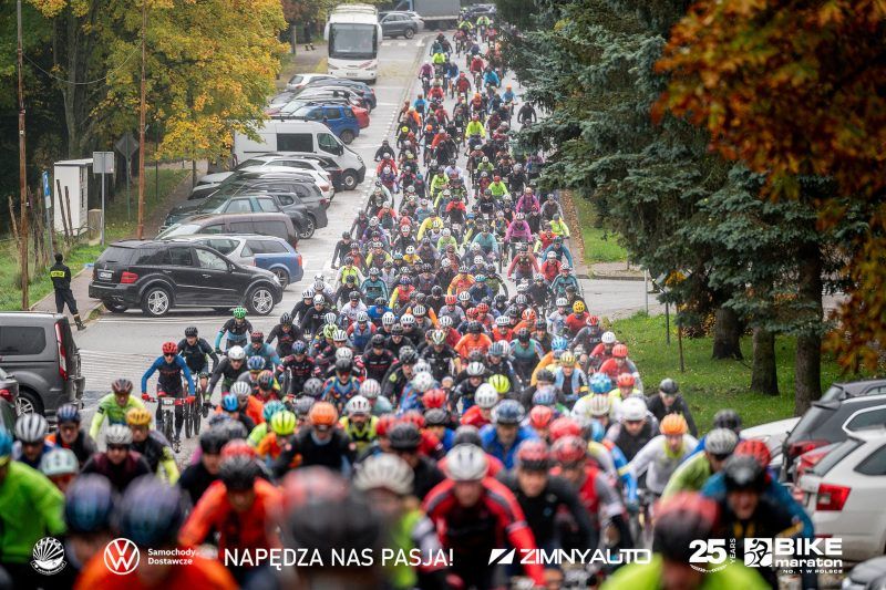 Widok na peleton rowerzystów w strojach sportowych