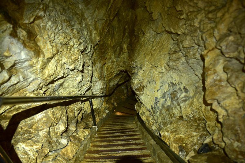 Długi podziemny korytarz ze schodami w jaskini