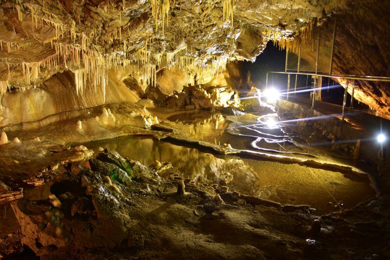 Podziemne stalagmity i stalagtyty łączą się w jaskini