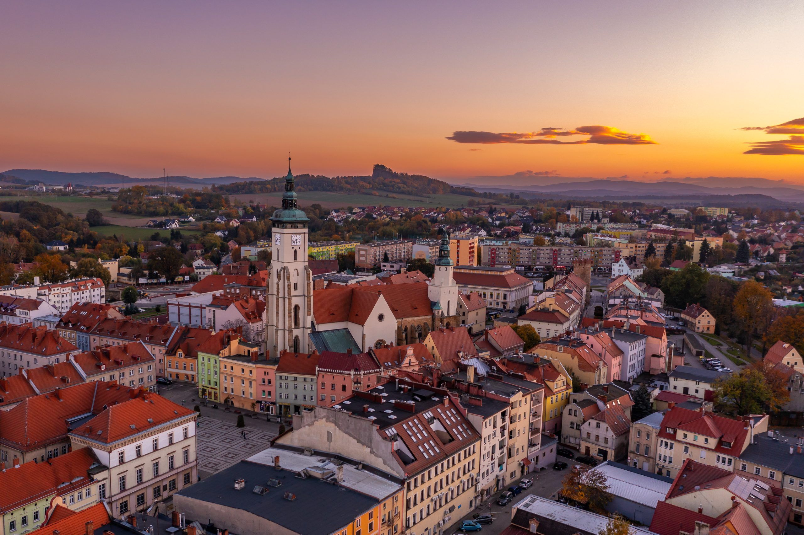 Widok z drona na zabudowę Złotoryi i góra wilkołaj w tle