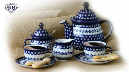 Primo piano su un set di ceramiche di Bolesławiec