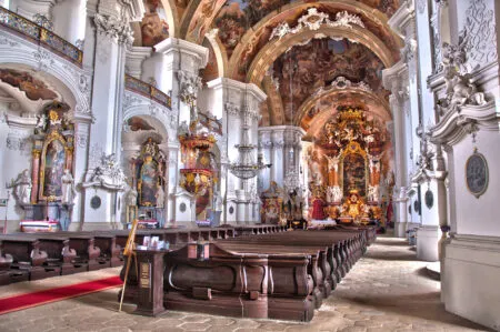 L'interno di una grande chiesa con ricche decorazioni