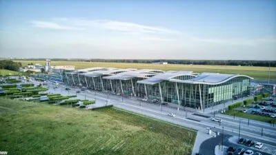 Widok z lotu ptaka na oszklone lotnisko we Wrocławiu