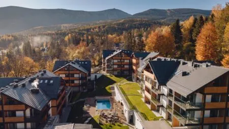 Hotel Tremonti na tle jesiennych Karkonoszy